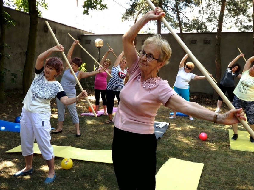 W ogrodach Centrum Wspierania Inicjatyw Obywatelskich zorganizowano  zorganizowano warsztaty "Gimnastyka dla seniora z fizjoterapeutką" 