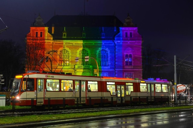 Nowy Ratusz w Gdańsku– siedziba Rady Miasta - 16.11.2020 w Międzynarodowy Dzień Tolerancji został podświetlony na tęczowo