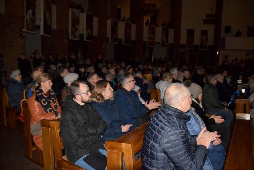 Chór Metrum zaśpiewał kolędy w kościele pw. bł. Jolenty w...