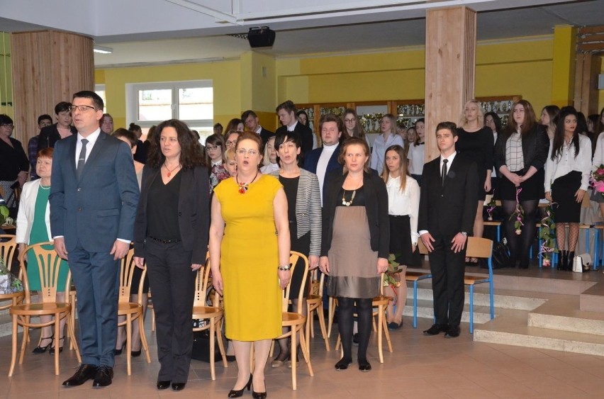Zakończenie roku szkolnego 2016/17 maturzystów w IV LO we Włocławku [zdjęcia]