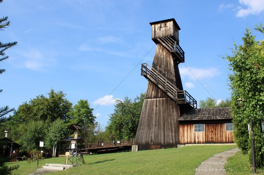 W muzeum można dosłownie dotknąć historii związanej z...