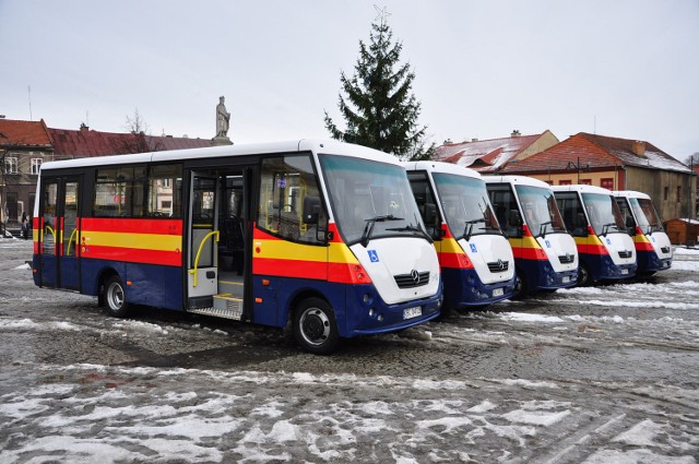Nowe autobusy zostały zaprezentowane na bocheńskim Rynku tuż przed świętami. Mogli je obejrzeć mieszkańcy
