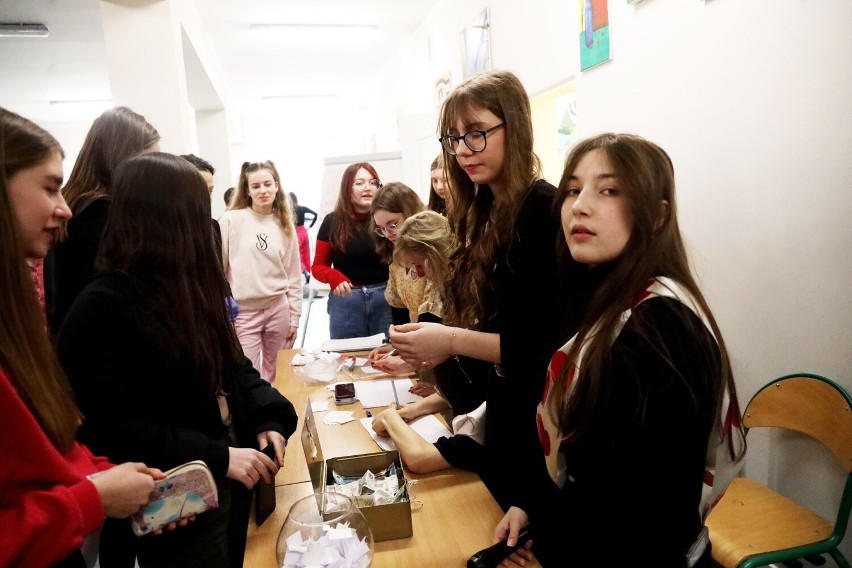 Akcja charytatywna na rzecz Zosi, uczennicy V Liceum Ogólnokształcącego w Legnicy, zdjęcia