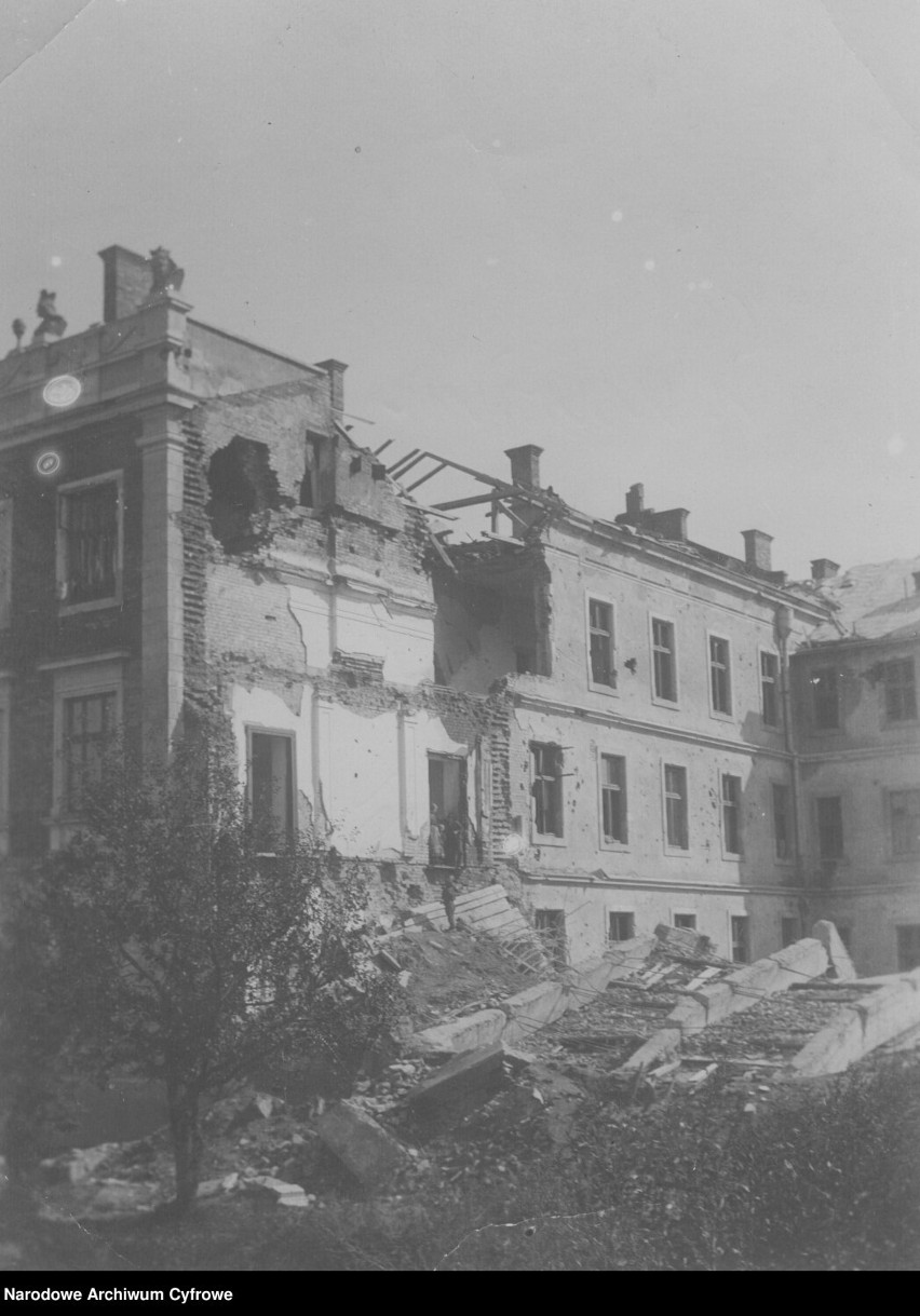 Gorlice. Zniszczony budynek gimnazjum, 1915 - 1932,...