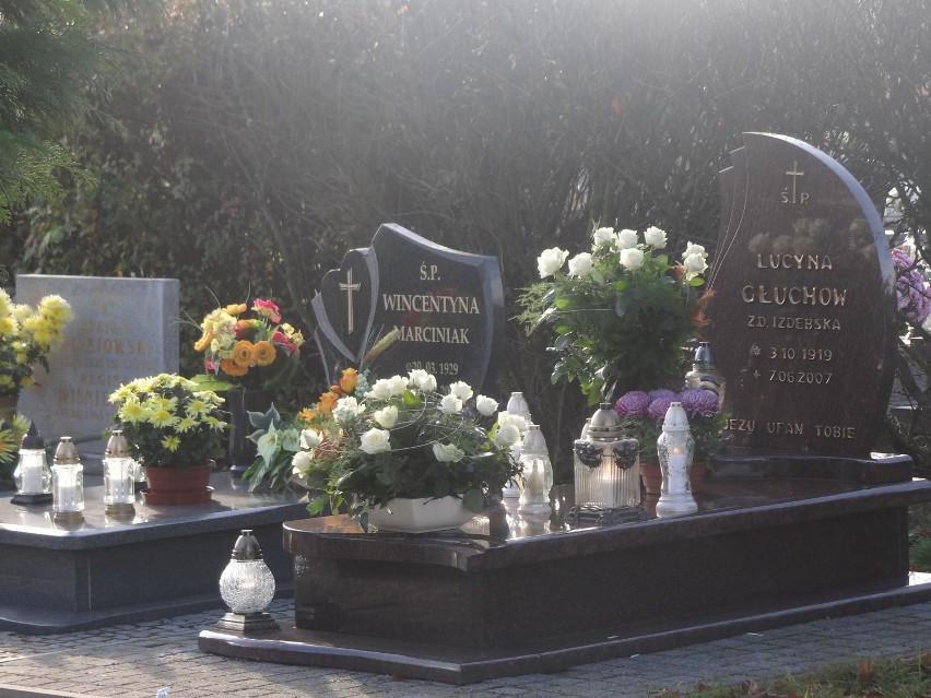 Pleszewianie przystroili groby bliskich na cmentarzu...