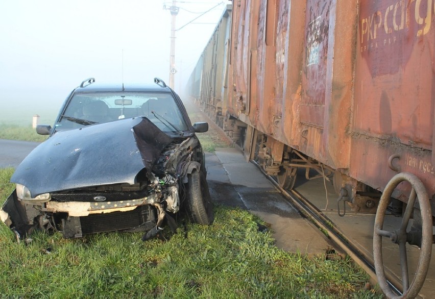 Gmina Stargard. Samochód z czteroosobową rodziną uderzył w pociąg towarowy - zdjęcia