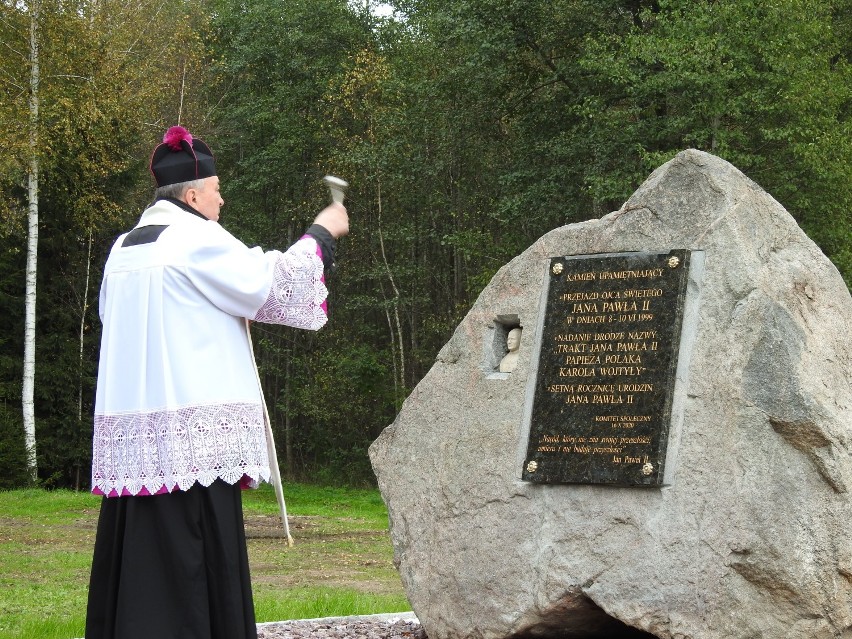 Mieszkańcy Krzywego i Sobolewa ufundowali obelisk Janowi Pawłowi II. Stanął przy drodze, którą papież przejeżdżał [Zdjęcia]