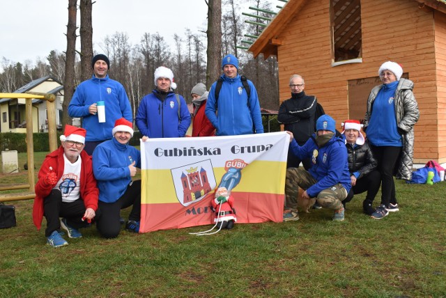 W niedzielę, 6 grudnia, Gubińska Grupa Morsów i m.in. w mikołajowych czapkach "dała nura" do zimnej wody w jeziorze Borek koło Kosarzyna.