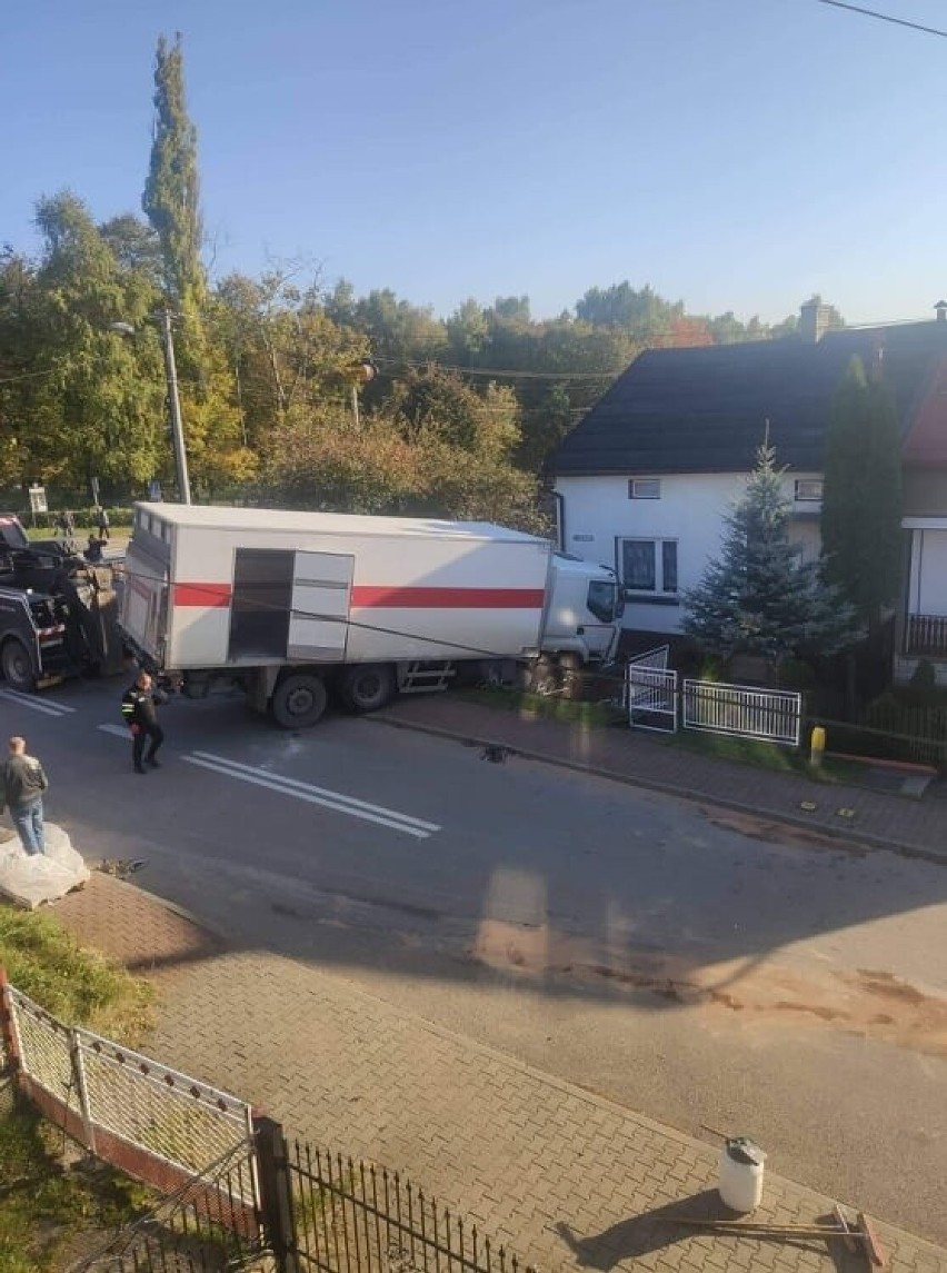 Na ulicy Kolejowej w Bukownie doszło do zderzenia ciężarówki...