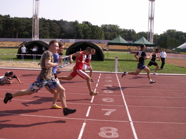 Na stadionie poznańskiej Olimpii trwa egzamin do Szkoły Aspirantów PSP