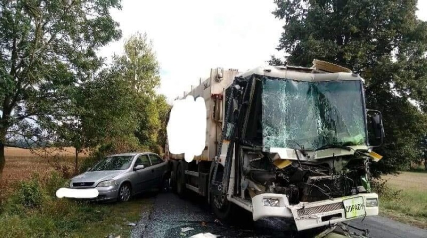 Gmina Czarne.Śmieciarka zderzyła się z TIR-em, dostało się osobówce... ZDJĘCIA WIDEO