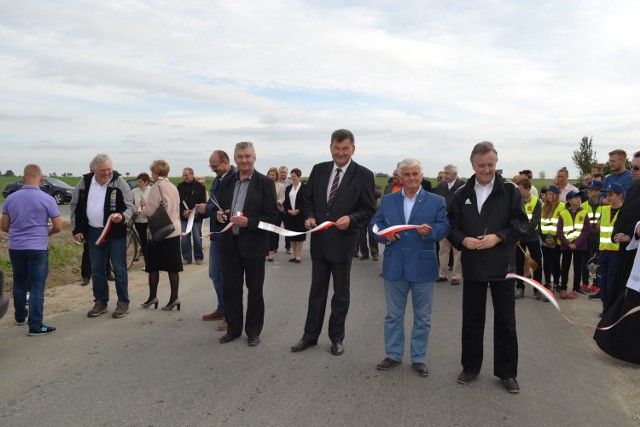 Wśród przecinających wstęgę starosta i burmistrz, przewodniczący rady powiatu i radni, sołtysi...