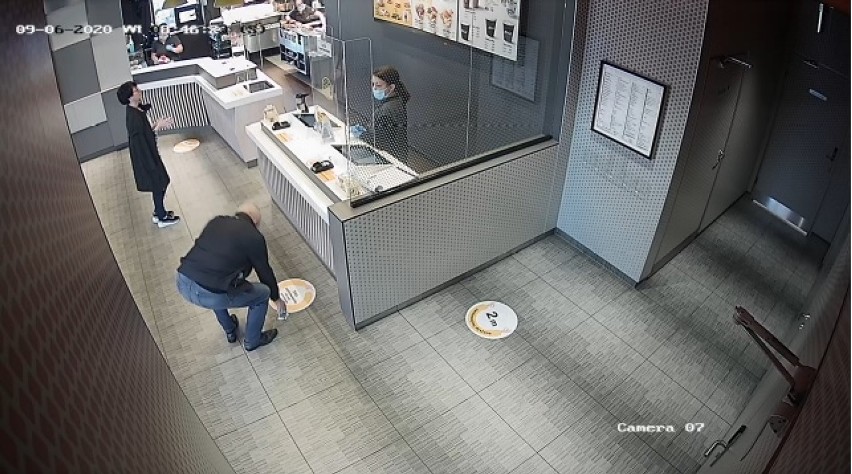 Policja szuka mężczyzny, który prawdopodobnie przywłaszczył 1200 zł znalezione w jednej z lęborskich restauracji. [ZDJĘCIA]