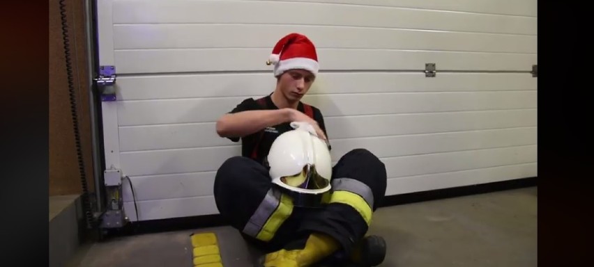 OSP Szamocin wystąpiła w zabawnym świątecznym filmiku. Strażacy pokazali, jak "ratują święta" (WIDEO) 