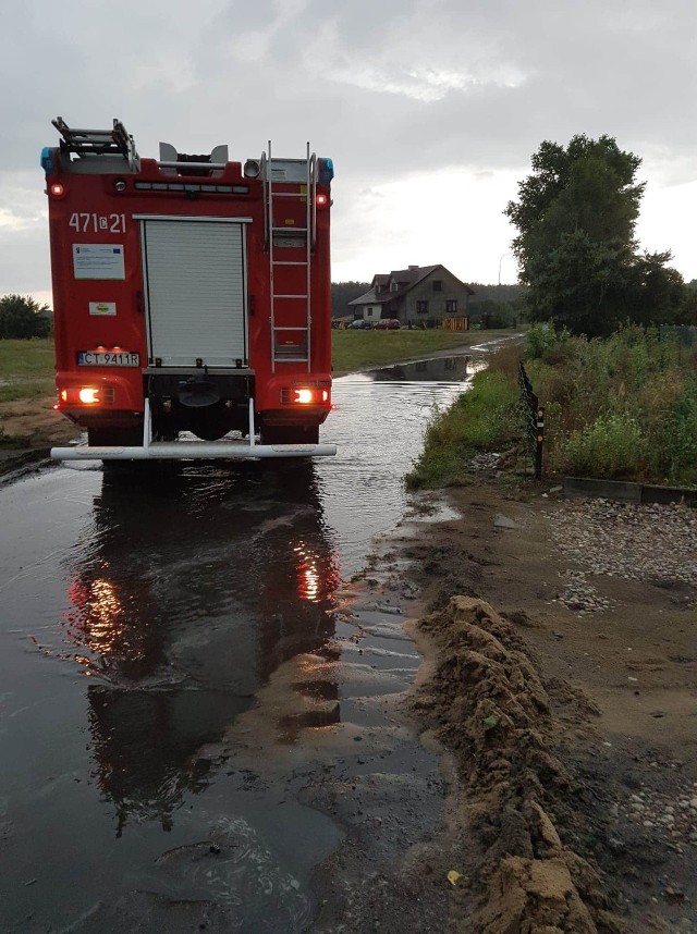 Zalane piwnice i ulice. Strażacy, tylko w gminie Skępe, interweniowali ponad dwadzieścia razy.