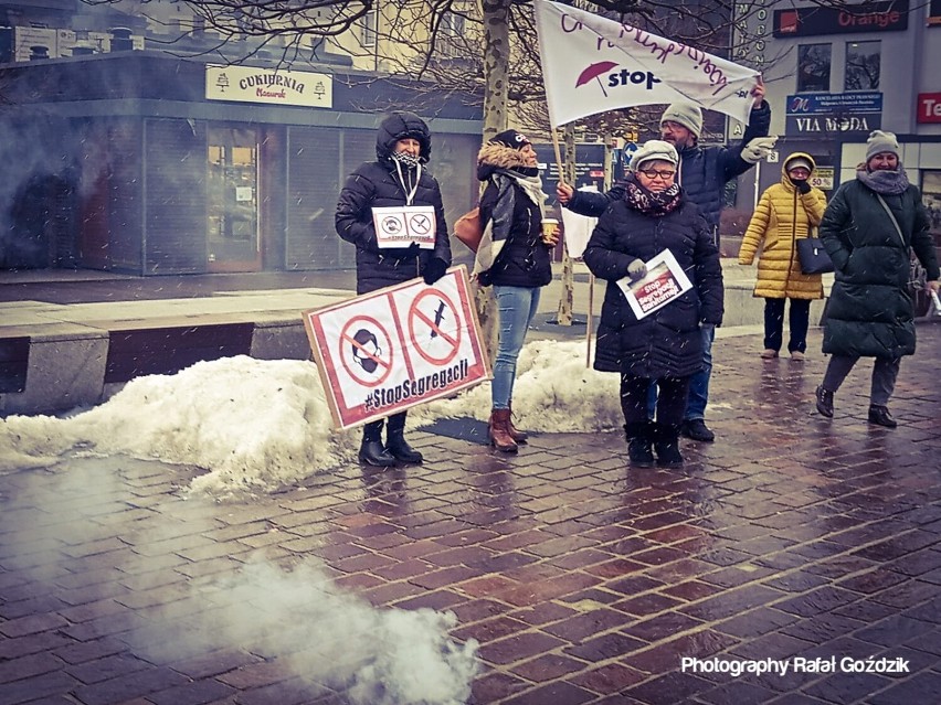 Na pl. Kościuszki w Tomaszowie protestowali przeciw segregacji sanitarnej i przymusowi szczepień[ZDJĘCIA]