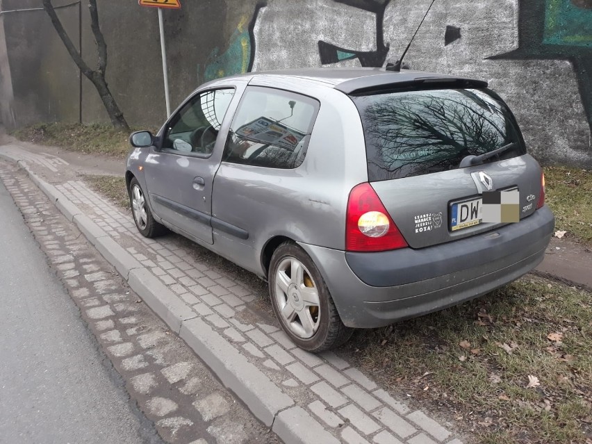 Wrocław. Karawan zderzył się z innym autem (ZOBACZ ZDJĘCIA)