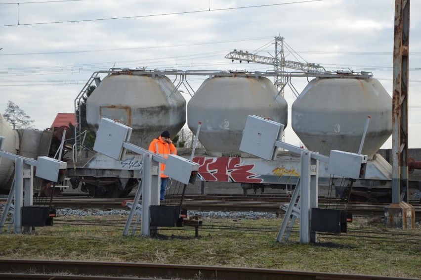 Wypadek kolejowy w Łowiczu. Wykoleiły się dwa wagony [ZDJĘCIA]