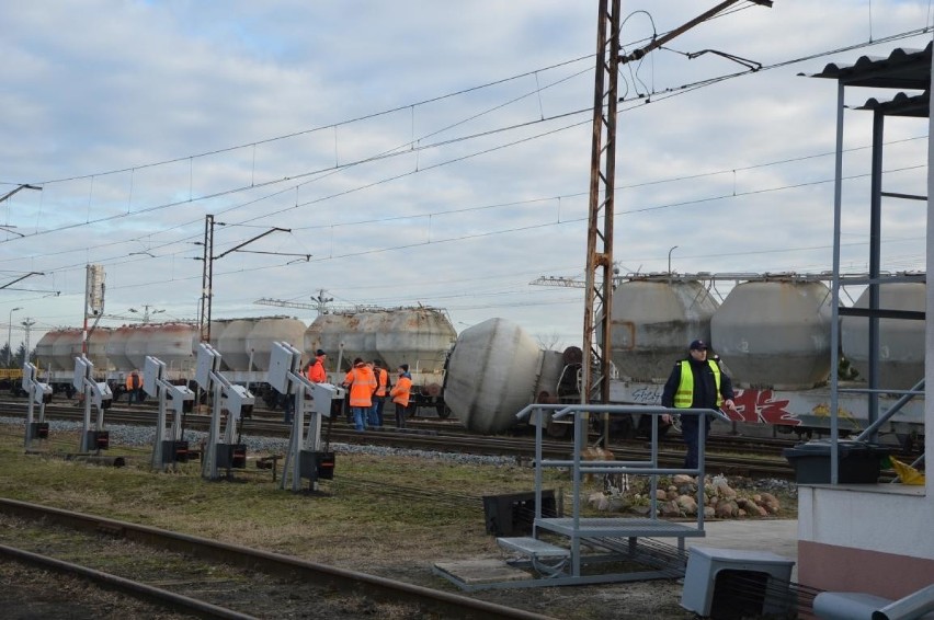 Wypadek kolejowy w Łowiczu. Wykoleiły się dwa wagony [ZDJĘCIA]