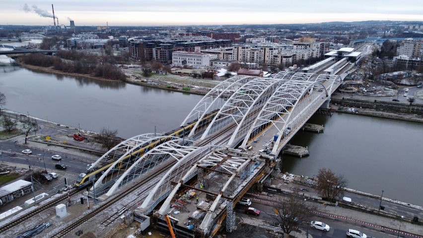 Kończą budowę trzeciego mostu kolejowego nad Wisłą. Nowe przeprawy mają zrewolucjonizować podróże po Krakowie