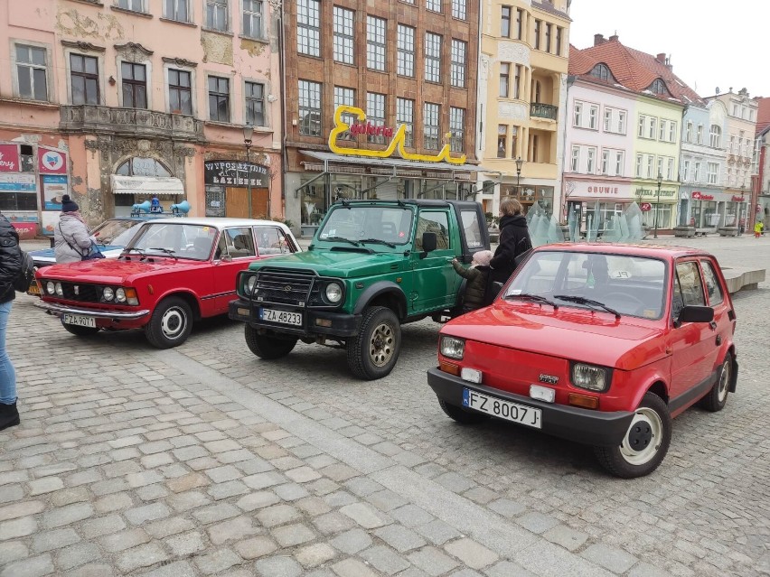 Klasyki w Rynku w Żarach. Wystarczy wrzucić do puszki co...