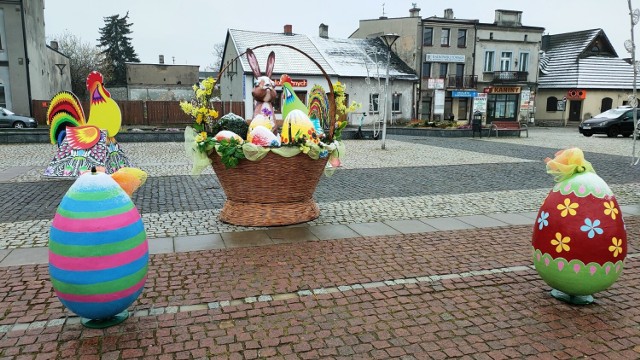 Wielkanocne dekoracje pojawiły się na rynku oraz na placu Vianney'a

Zobacz kolejne zdjęcia/plansze. Przesuwaj zdjęcia w prawo naciśnij strzałkę lub przycisk NASTĘPNE