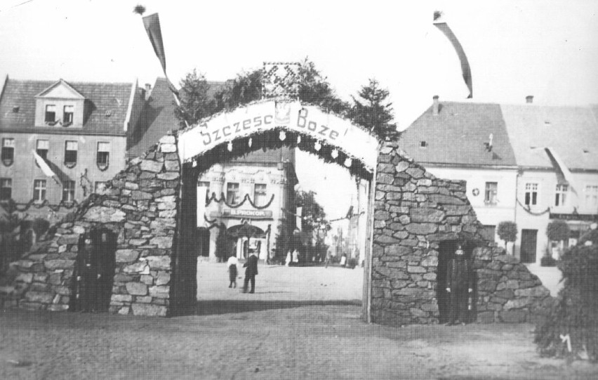 Brama Powitalna z 1922 roku stanie na Rynku