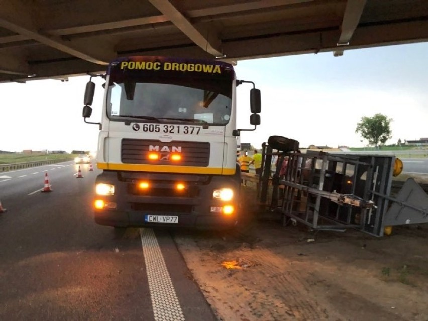 Wypadek na autostradzie A1 pod Włocławkiem. Zderzenie mercedesa z mazdą  [zdjęcia]