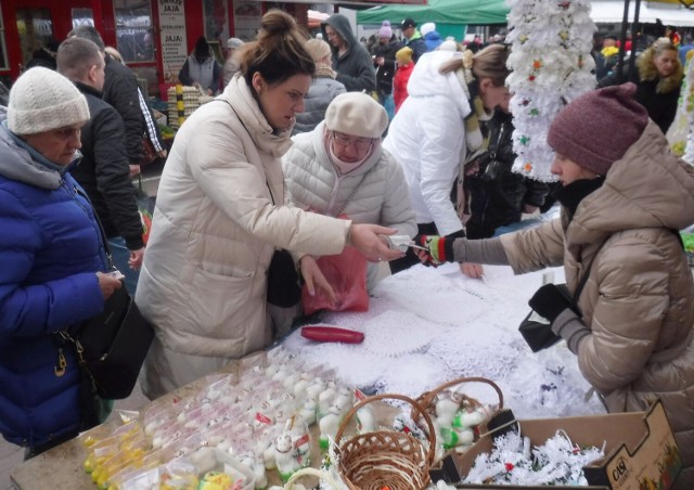 W Wielki Czwartek na targowisku Korej w Radomiu nie brakowało ozdób świątecznych.

Sprawdź szczegóły, razem z cenami, na kolejnych slajdach >>>