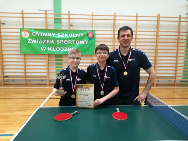 Piotr Truchel, Konrad Kwiatkowski i trener Arkadiusz Bochowicz.