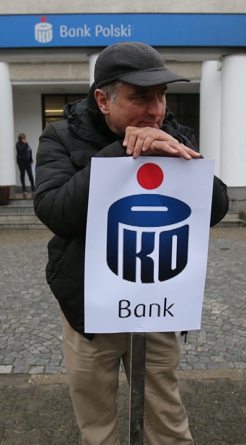 Pikieta przed bankiem PKO BP w Sosnowcu [ZDJĘCIA]