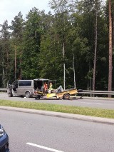 Wypadek na leśnym odcinku Chwarznieńskiej w stronę obwodnicy. Stoi też dwupasmowka w stronę centrum Gdyni. 