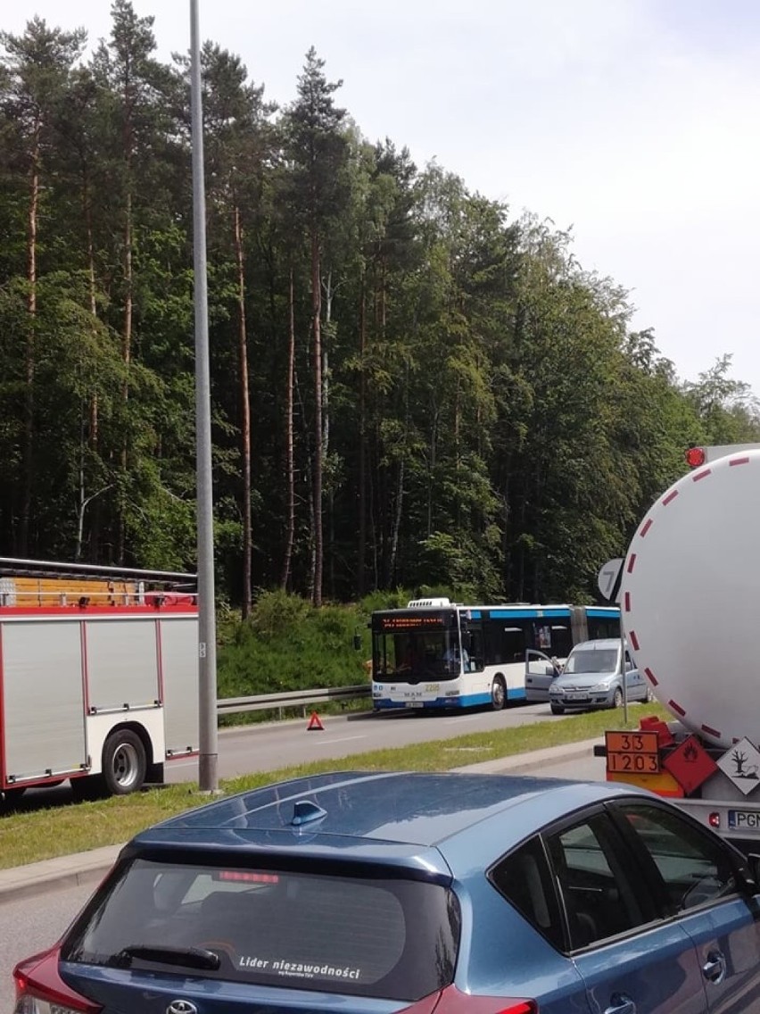 Wypadek na leśnym odcinku Chwarznieńskiej w stronę...