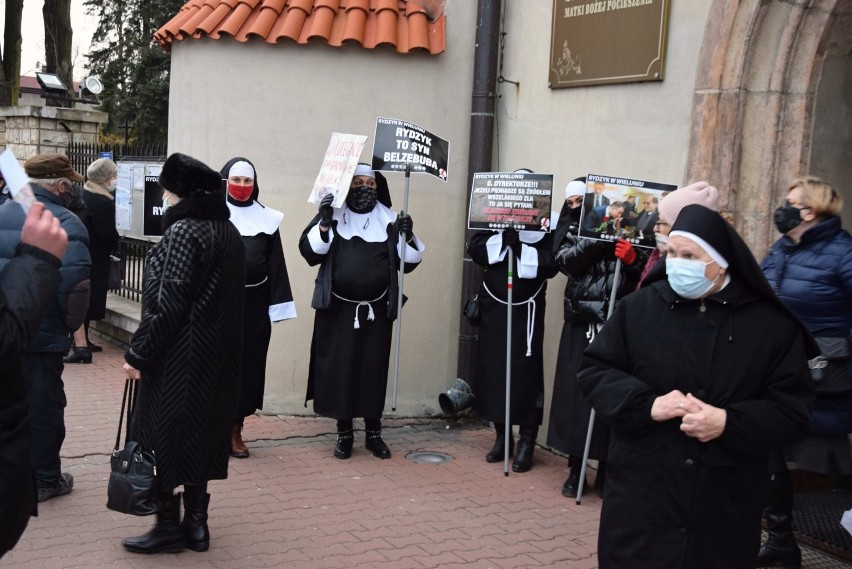 Demonstracja w Wieluniu. Przebrani za księży i zakonnice protestowali przed kolegiatą. Spodziewali się wizyty o. Rydzyka ZDJĘCIA