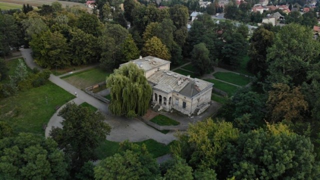 Dwór Badenich w Wadowie od lat czeka na remont