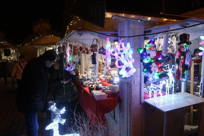 Jarmark Świąteczny w Żorach wystartował na Rynku ZDJĘCIA