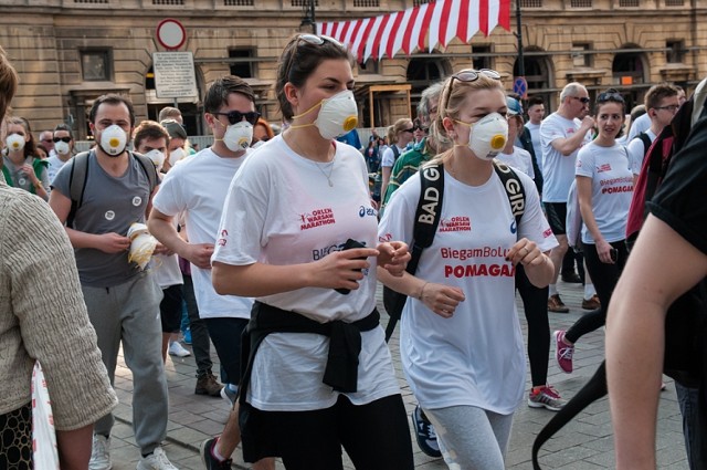 Warszawski Bieg Antysmogowy. W sobotę pobiegli w maskach na twarzach