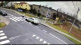 Kierowca volkswagena passata potrącił w Krapkowicach pieszą na pasach. Wszystko nagrał miejski monitoring 