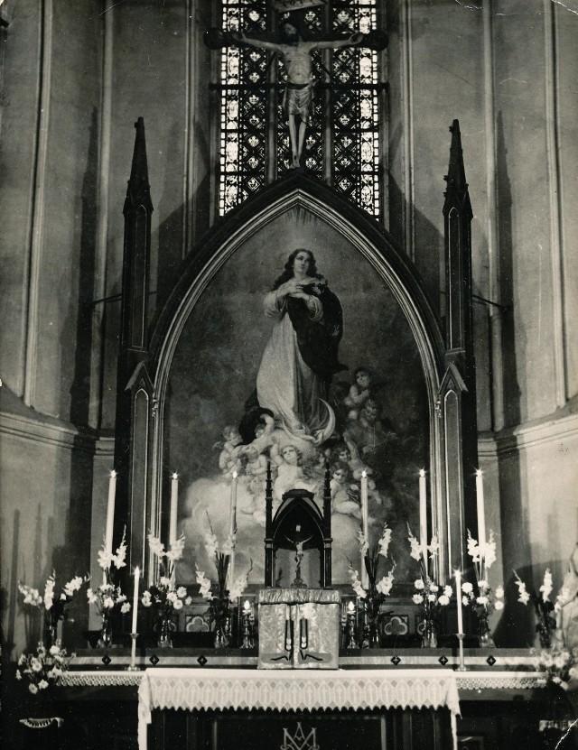 Wnętrze koszalińskiej katedry z kopią obrazu hiszpańskiego malarza Murillo namalowaną na wcześniejszym obrazie Ferdinanda Hauptnera.