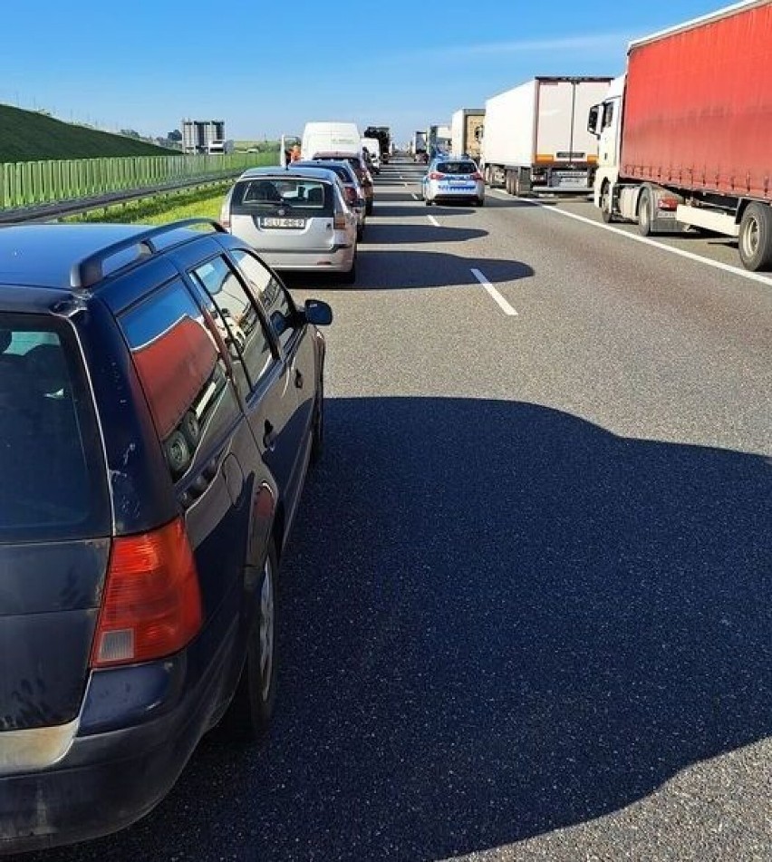 Wypadek na A1 w kierunku Gliwic. Kierowca bez prawa jazdy wjechał w bariery energochłonne. Spowodował 5-cio km korek