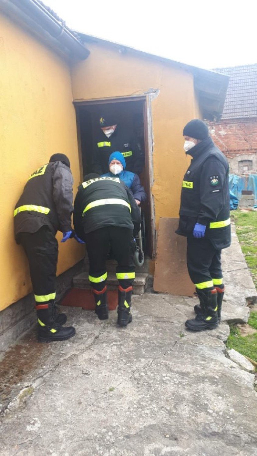 Gmina Darłowo: Strażacy znów pomogli przy transporcie do punktu szczepień 
