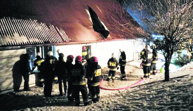 Gdyby zabrakło nam wody w zbiorniku, to nic nie uratowałoby już dobytku poszkodowanych - mówi strażak Artur Łukaszyk z Ropy