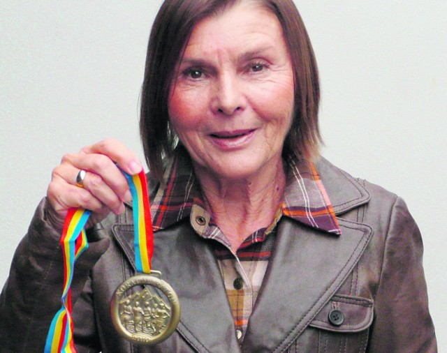 Barbara Prymakowska prezentują swoją najnowszą zdobycz - "złoto" wywalczone na Koral Maratonie