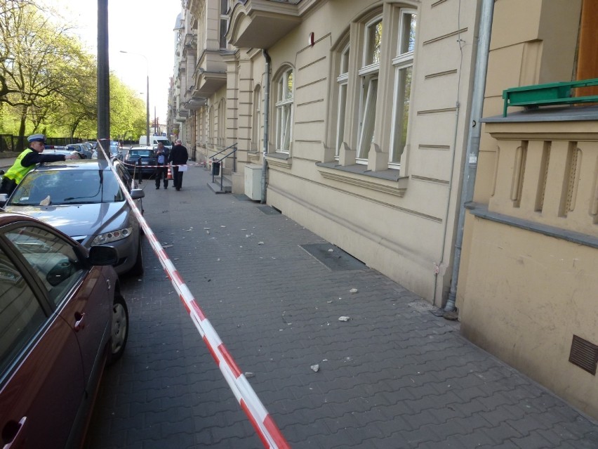 Z siedziby ZTM Poznań odpadł gzyms. Uszkodził samochody