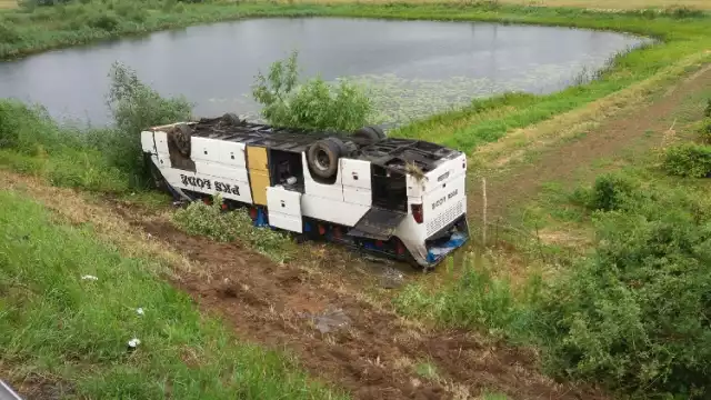 Do wypadku doszło przed godziną 11. Autobus PKS spadł ze skarpy na dach. Według naszych informacji był wypełniony pasażerami. Pojazd podróżował drogą krajową nr 91.

>> Najświeższe informacje z regionu, zdjęcia, wideo tylko na www.pomorska.pl 