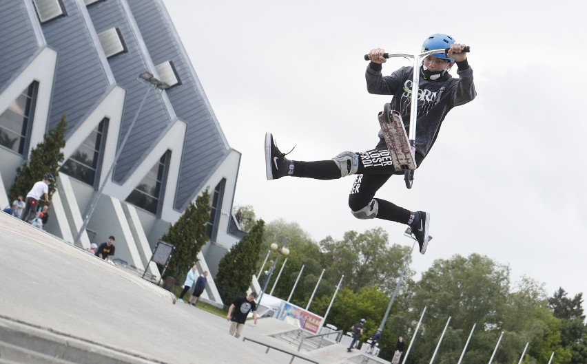 Niesamowite triki na hulajnodze na rzeszowskim skateparku [ZDJĘCIA]