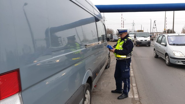 Wczoraj policjanci z toruńskiej drogówki skontrolowali w sumie ponad 200 pojazdów. Efektem działań mundurowych było zatrzymanie 10 dowodów rejestracyjnych. Za co? 

Czytaj więcej na kolejnych stronach >>>>