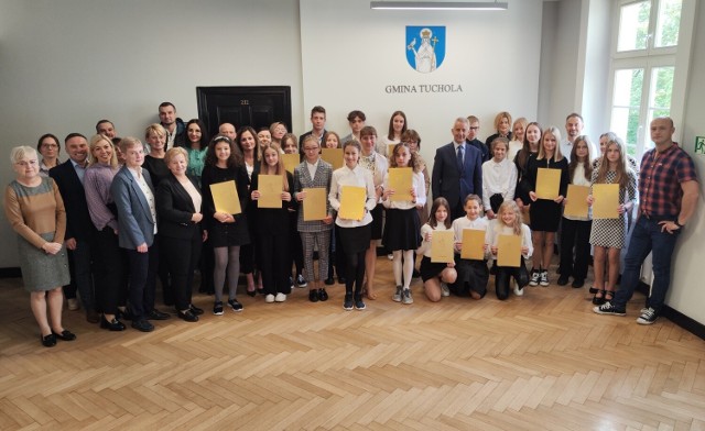 Burmistrz Tadeusz Kowalski przyznał stypendia 20 uczniom uczęszczającym lub będącym absolwentami szkół podstawowych w gminie Tuchola