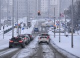 Zima dała nam się we znaki! Gęste opady śniegu w Trójmieście. Drogowcy pracują, służby apelują o rozsądek na drodze