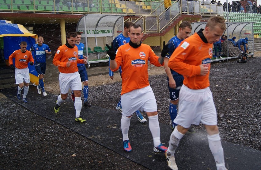 II liga: W śnieżnym meczu Calisia Kalisz przegrała z MKS Kluczbork 0:2. ZDJĘCIA